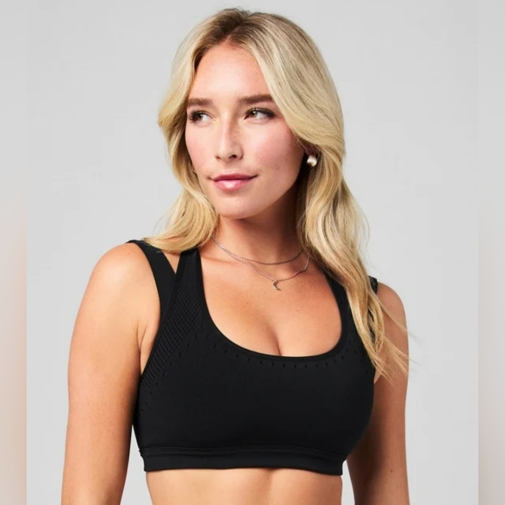 Fabletics NWT Sculpting Contour Black Low Impact Sports Bra Size‎ Medium